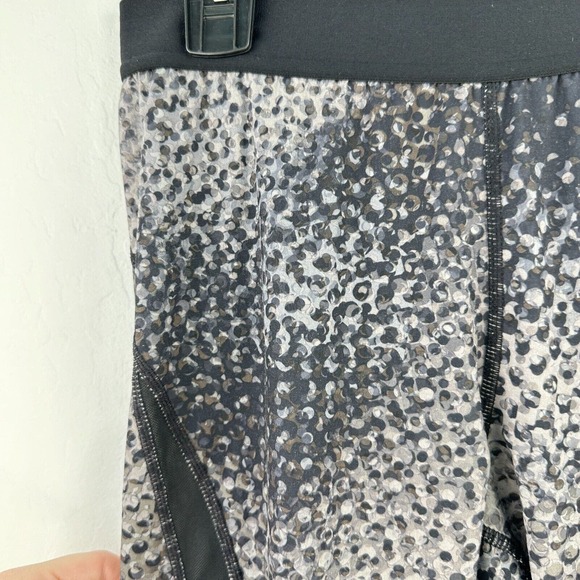 Nike Pro Hypercool Capri Leggings Womens M Gray Black Yoga‎ Stretch Athleisure - Picture 6 of 9